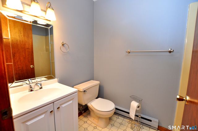 16 Tuscarora Place, Bristol, CT 06010