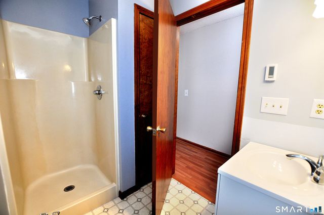 16 Tuscarora Place, Bristol, CT 06010