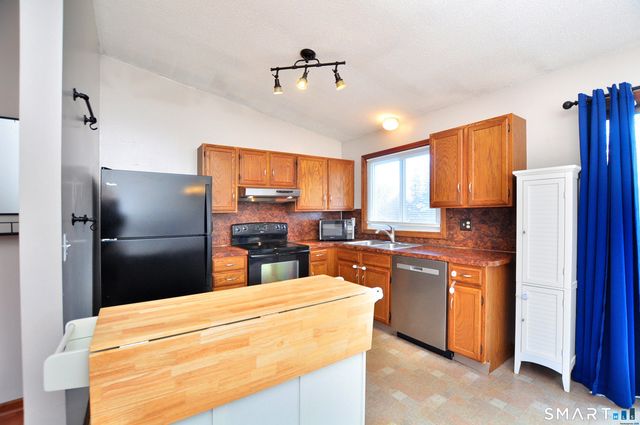 16 Tuscarora Place, Bristol, CT 06010