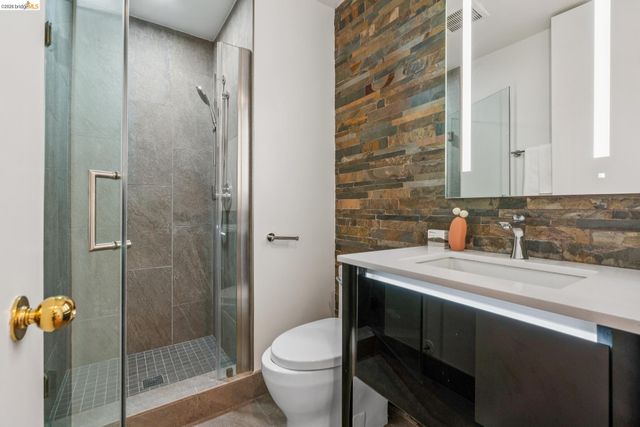 565 Bellevue Ave. 806, Oakland, CA 94610