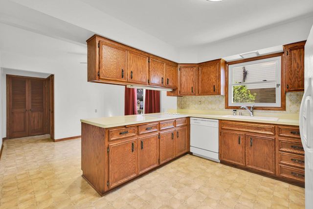 4310 W Anthony DRIVE, Greenfield, WI 53219