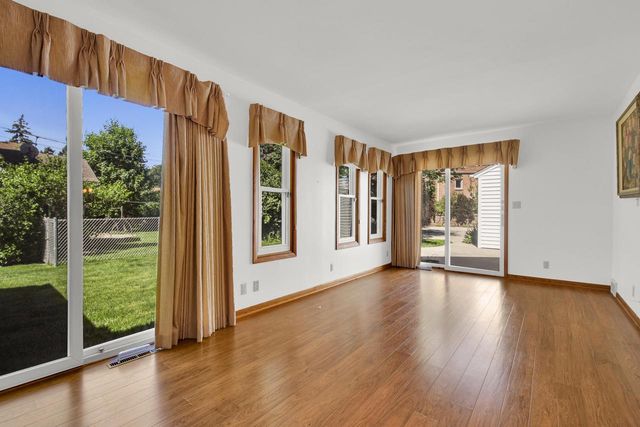 4310 W Anthony DRIVE, Greenfield, WI 53219