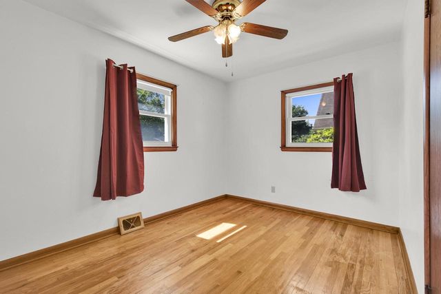 4310 W Anthony DRIVE, Greenfield, WI 53219
