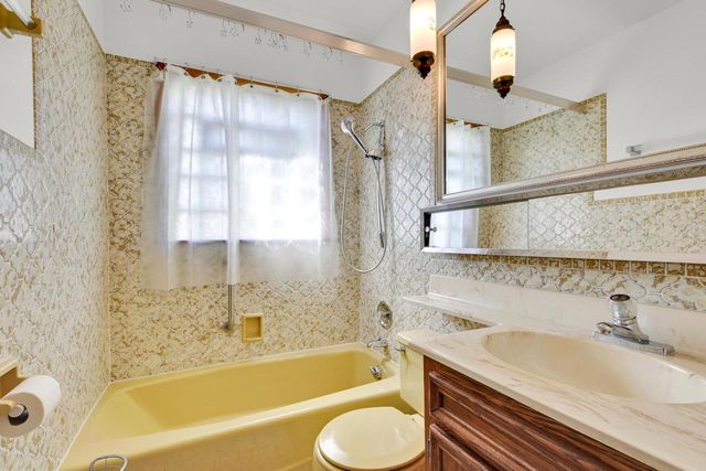 4310 W Anthony DRIVE, Greenfield, WI 53219