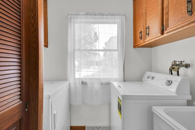 4310 W Anthony DRIVE, Greenfield, WI 53219