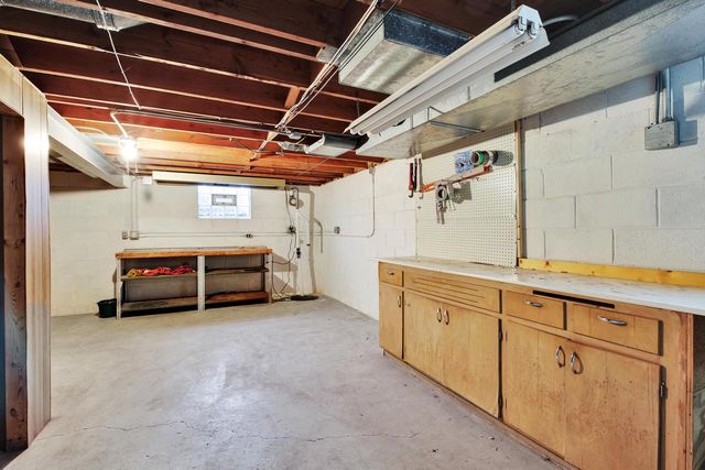 4310 W Anthony DRIVE, Greenfield, WI 53219