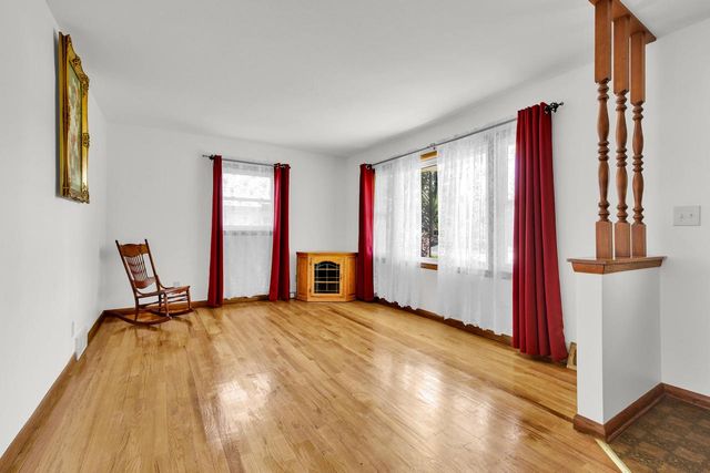 4310 W Anthony DRIVE, Greenfield, WI 53219
