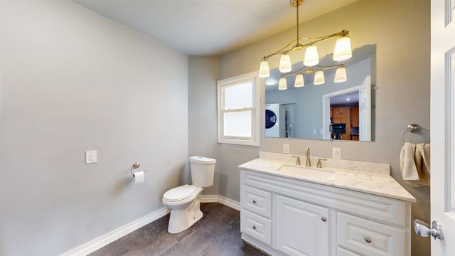 911 NE 9th Ave, Minot, ND 58701