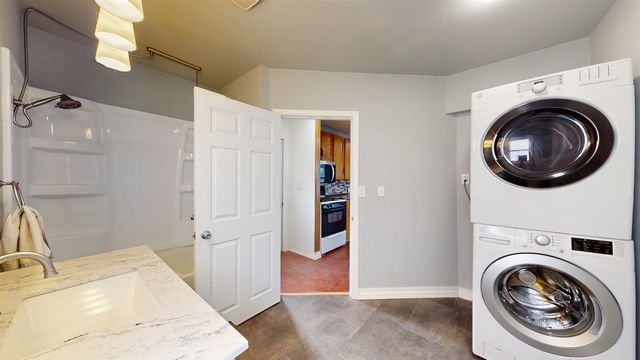 911 NE 9th Ave, Minot, ND 58701