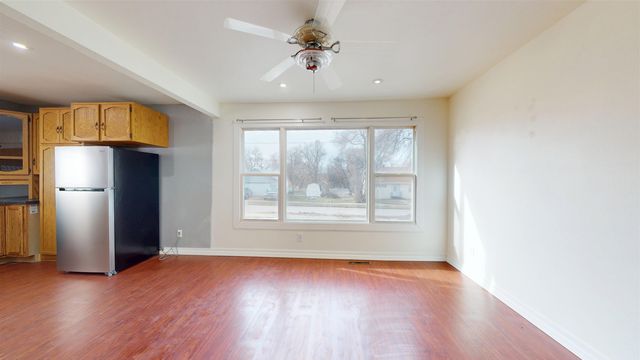 911 NE 9th Ave, Minot, ND 58701