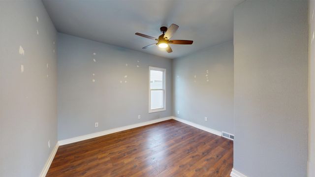 911 NE 9th Ave, Minot, ND 58701