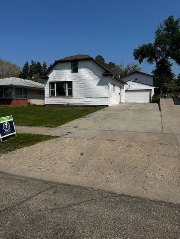 911 NE 9th Ave, Minot, ND 58701