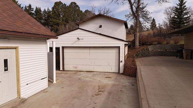 911 NE 9th Ave, Minot, ND 58701