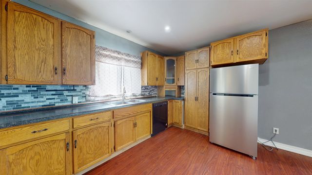 911 NE 9th Ave, Minot, ND 58701