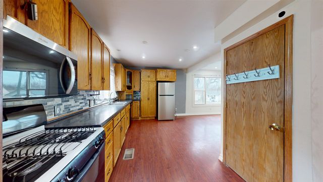 911 NE 9th Ave, Minot, ND 58701