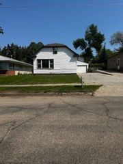 911 NE 9th Ave, Minot, ND 58701