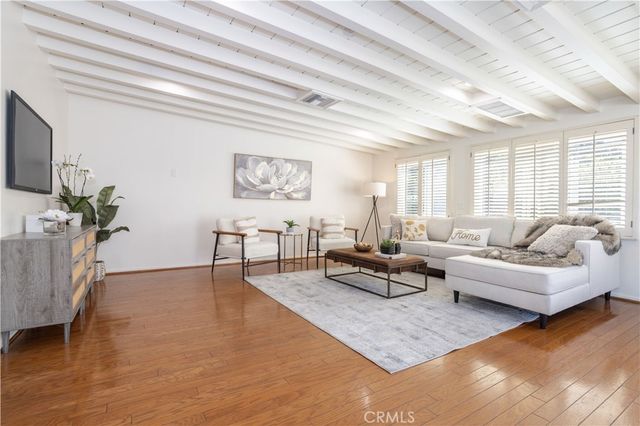 20624 Oxnard Street, Woodland Hills, CA 91367