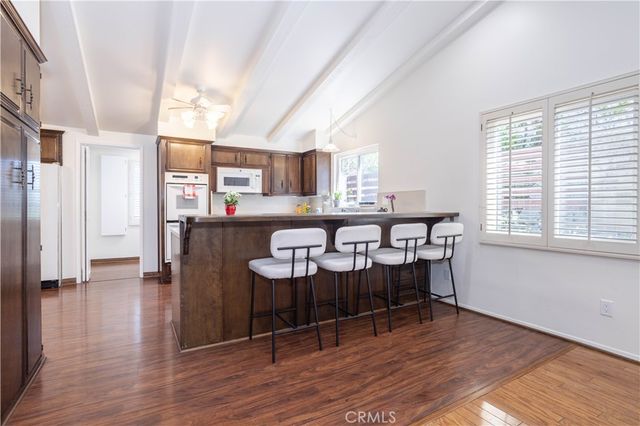 20624 Oxnard Street, Woodland Hills, CA 91367