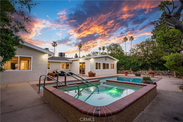 20624 Oxnard Street, Woodland Hills, CA 91367
