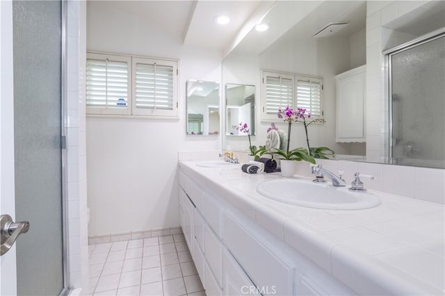 20624 Oxnard Street, Woodland Hills, CA 91367