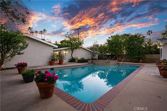 20624 Oxnard Street, Woodland Hills, CA 91367