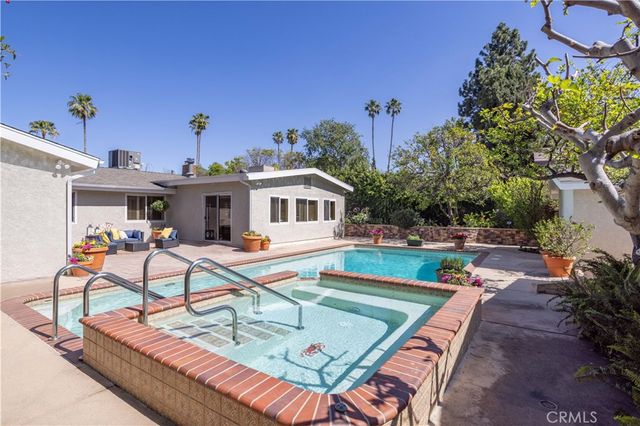 20624 Oxnard Street, Woodland Hills, CA 91367