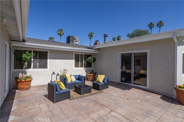 20624 Oxnard Street, Woodland Hills, CA 91367