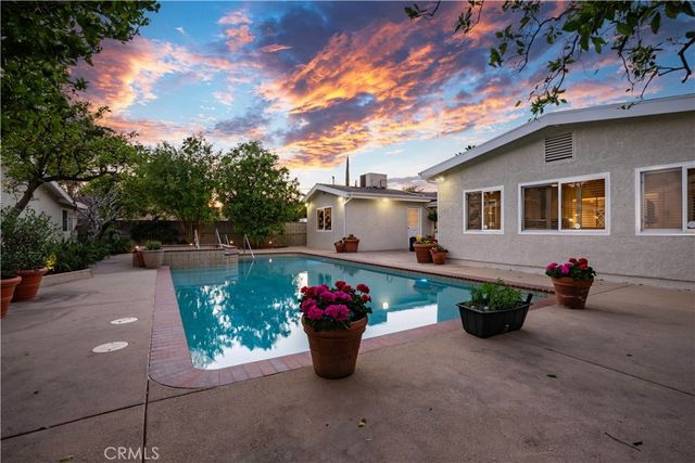 20624 Oxnard Street, Woodland Hills, CA 91367
