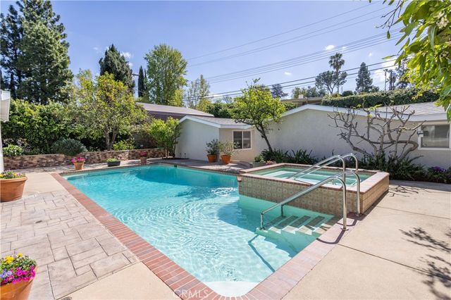 20624 Oxnard Street, Woodland Hills, CA 91367