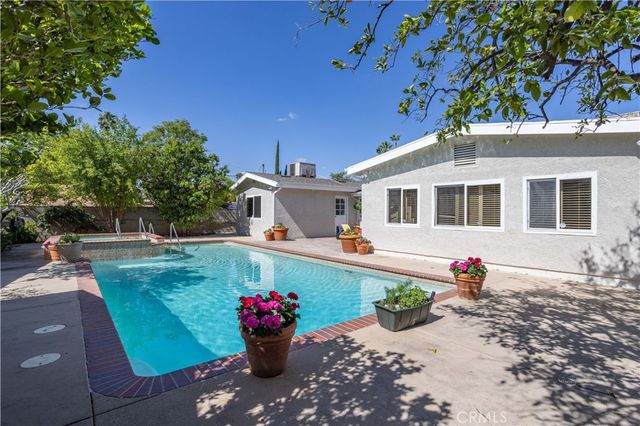 20624 Oxnard Street, Woodland Hills, CA 91367
