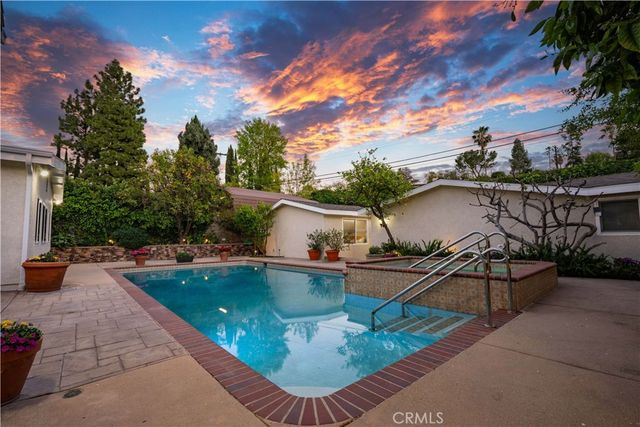 20624 Oxnard Street, Woodland Hills, CA 91367