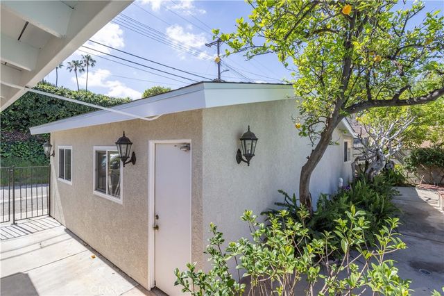 20624 Oxnard Street, Woodland Hills, CA 91367