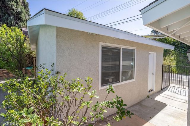 20624 Oxnard Street, Woodland Hills, CA 91367
