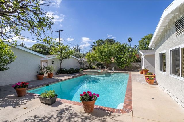 20624 Oxnard Street, Woodland Hills, CA 91367