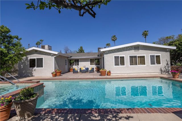 20624 Oxnard Street, Woodland Hills, CA 91367