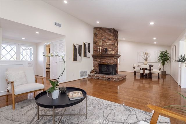 20624 Oxnard Street, Woodland Hills, CA 91367