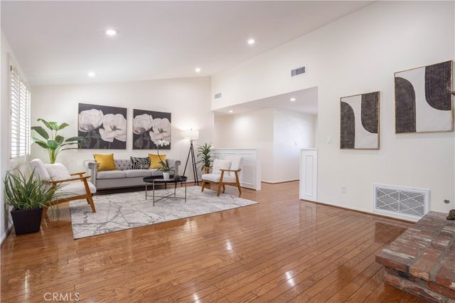 20624 Oxnard Street, Woodland Hills, CA 91367