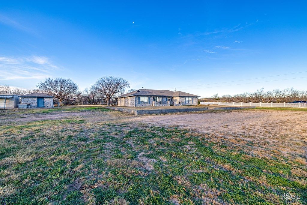 Image 3 of property listing at 6945 Harriet Rd, San Angelo, TX 76905