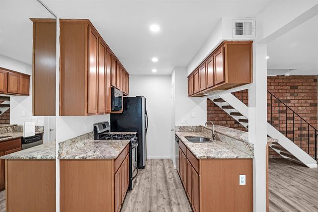 303 Harding Blvd #2, Roseville, CA 95678