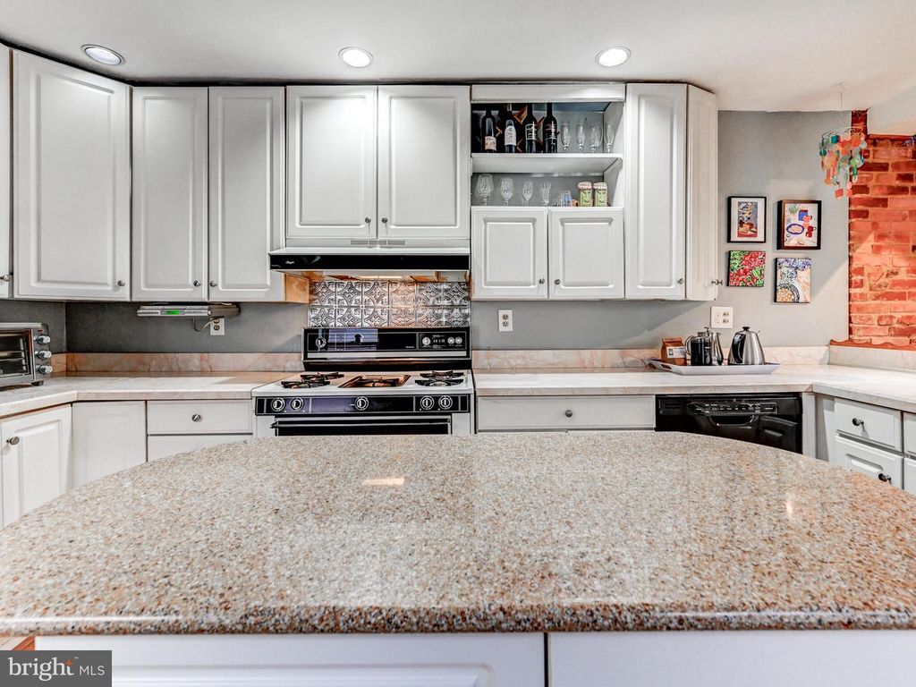 Image 13 of property listing at 2013 N BANK ST, Baltimore, MD 21231