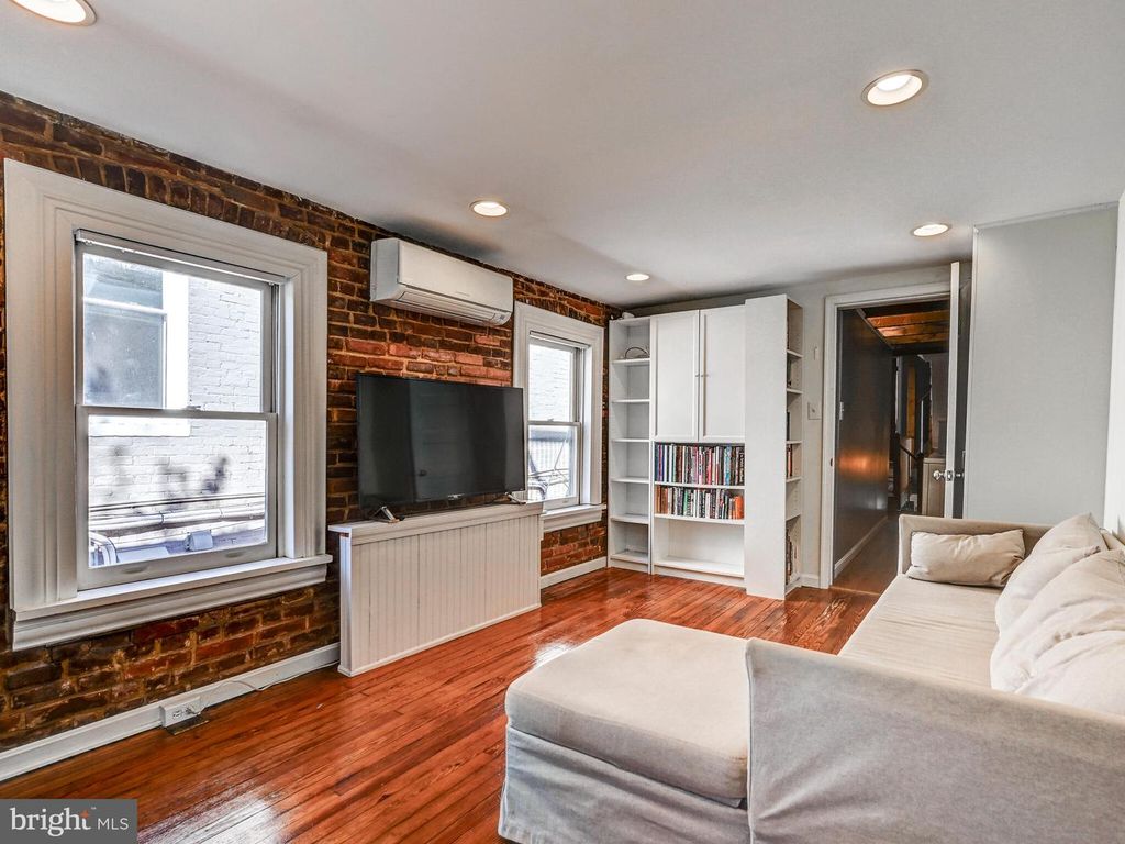 Image 18 of property listing at 2013 N BANK ST, Baltimore, MD 21231