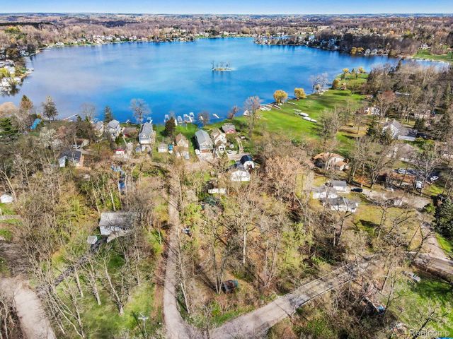 10044 Locust Drive, Tyrone Township, MI 48430