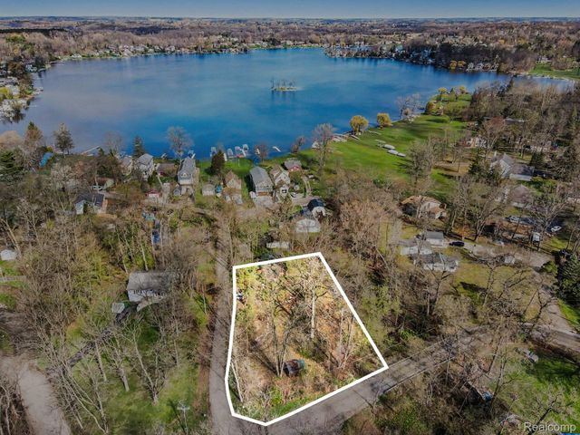 10044 Locust Drive, Tyrone Township, MI 48430