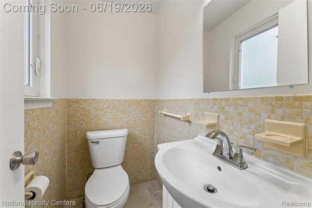 8108 Whitefield Street, Dearborn Heights, MI 48127