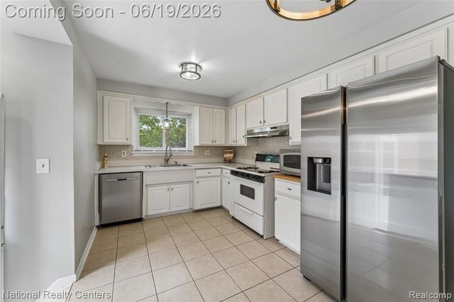 8108 Whitefield Street, Dearborn Heights, MI 48127