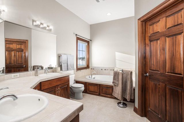 W330S10080 Genevieve DRIVE, Mukwonago, WI 53149