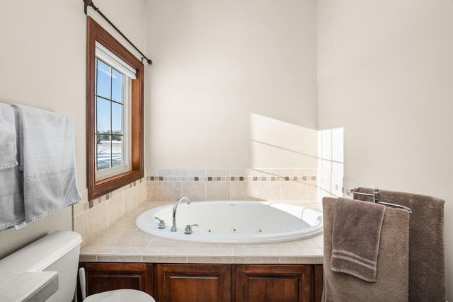 W330S10080 Genevieve DRIVE, Mukwonago, WI 53149