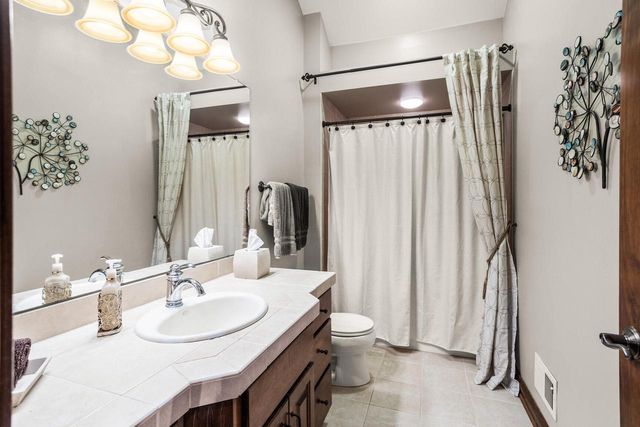 W330S10080 Genevieve DRIVE, Mukwonago, WI 53149