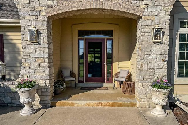 W330S10080 Genevieve DRIVE, Mukwonago, WI 53149