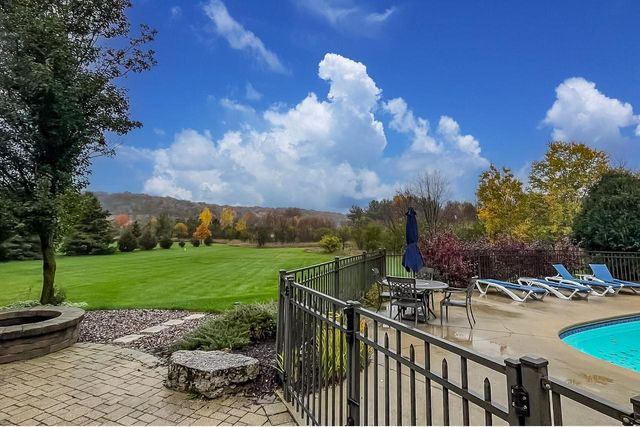 W330S10080 Genevieve DRIVE, Mukwonago, WI 53149